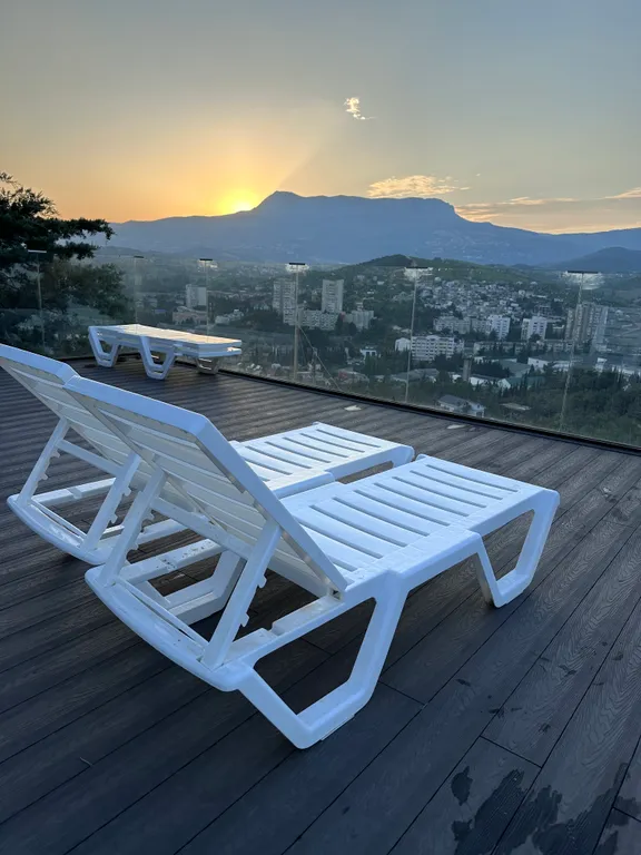 Квартира-студия в окружении хвойного леса и гор.