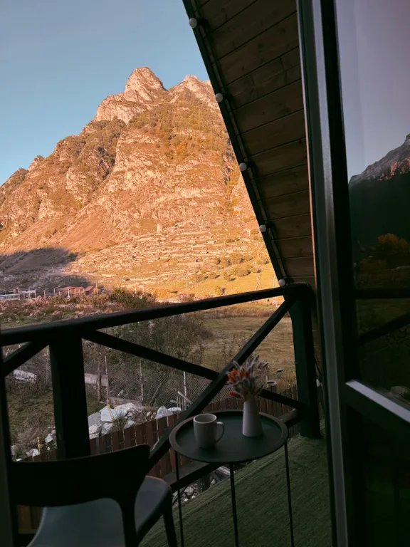 А-фрейм дом с видом на на горы