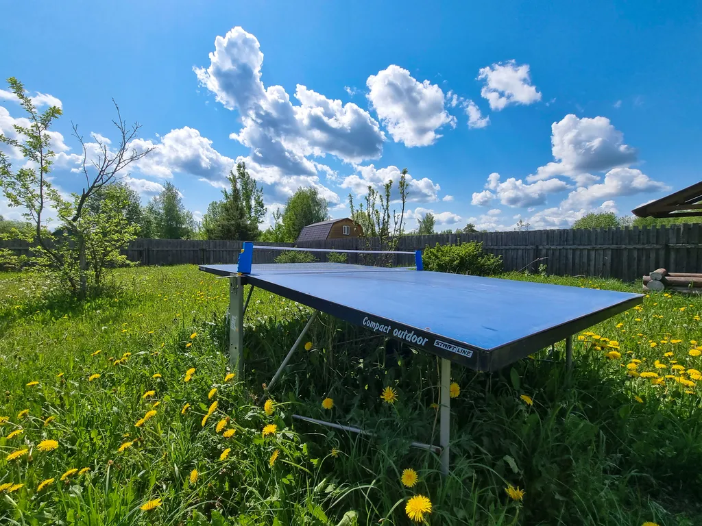 Дом с детской площадкой и видом на озеро