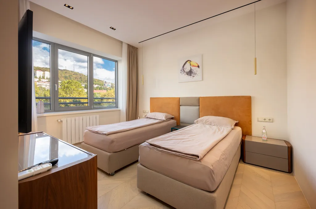 Дизайнерская квартира с террасой, бассейном и видом на море