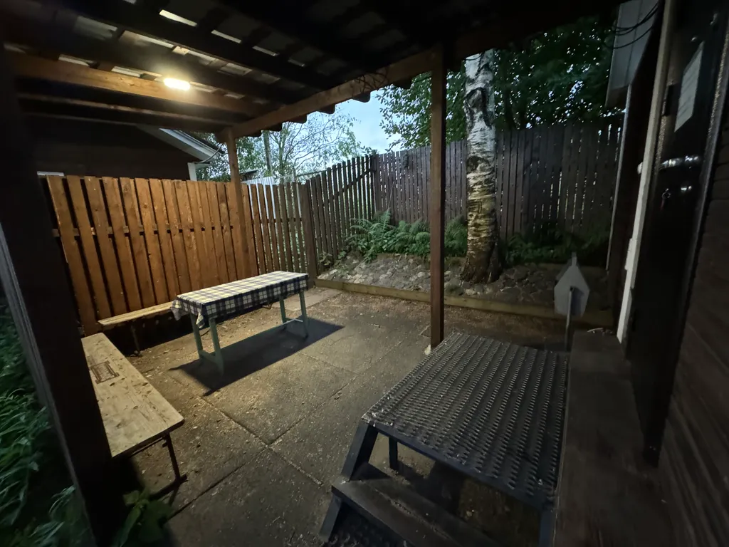 Дом на берегу озера в центре города