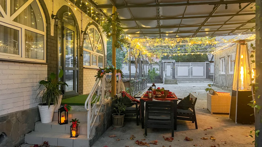 Домик коралл с бассейном в центре