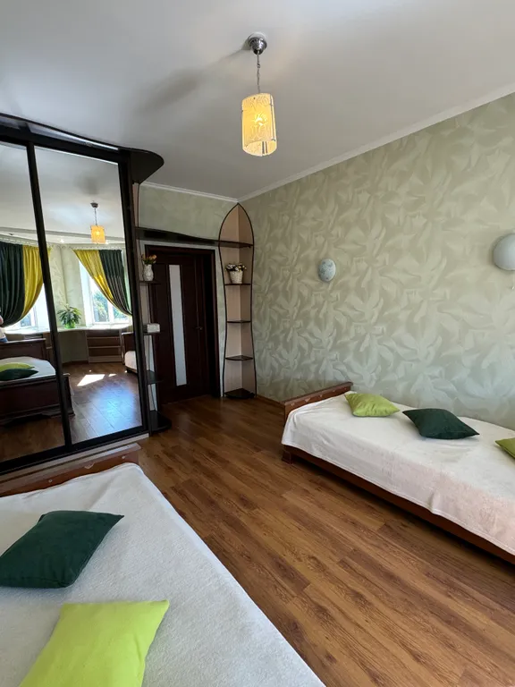 Большая 3-комнатная квартира в самом центре на площади