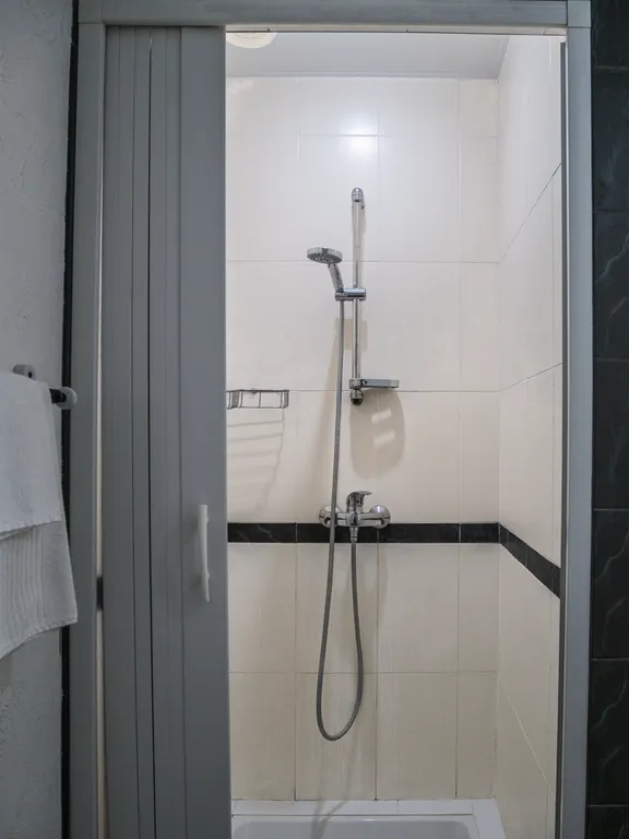 Комната с одной двуспальной кроватью в коттедже.