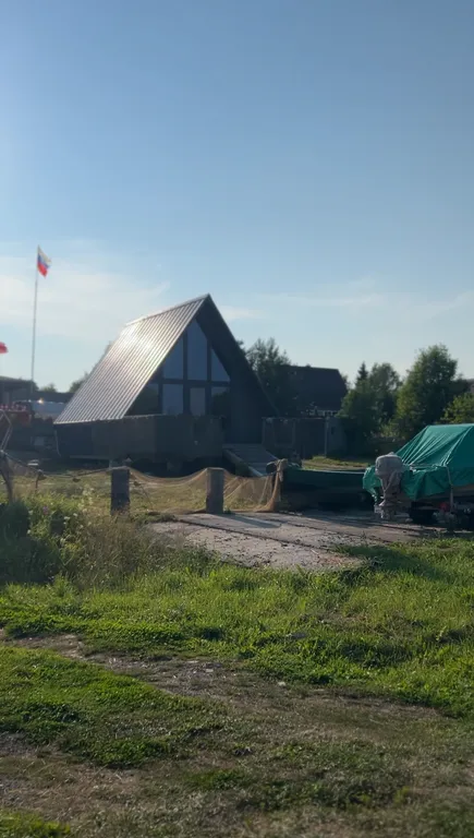 Дом-Афрейм на берегу реки Кемь с видом на море