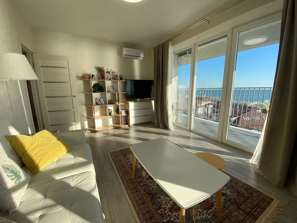 2-комнатная квартира с панорамными окнами у моря