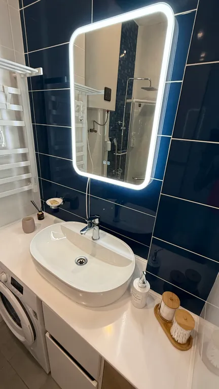 Квартира-студия с кипарисами за окном