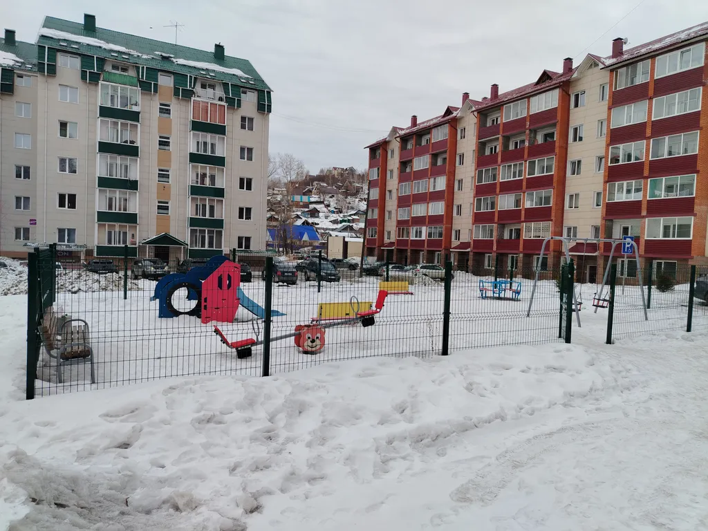 Квартира-студия с видом на город среди гор