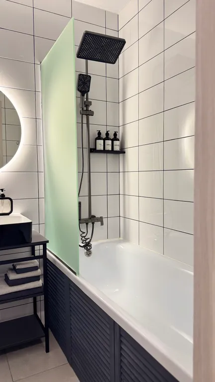 Евродвушка с высокими потолками и большими окнами, 2 кровати