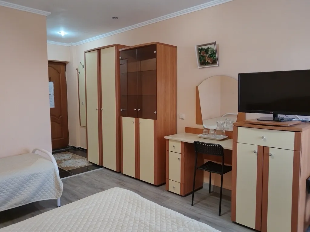 Квартира Квартира Трехместный номер с балконом в гостевом доме "Легенда" с бассейном. — Анапа