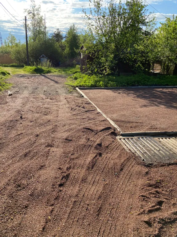 Дом с елкой и снеговиком, за домом манеж с лошадьми