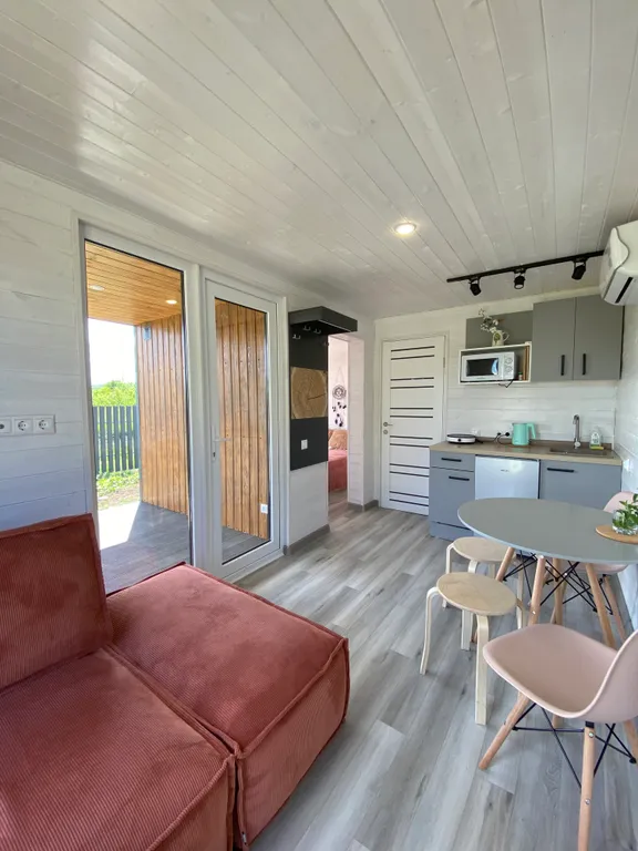 Домик с панорамными окнами и беседкой