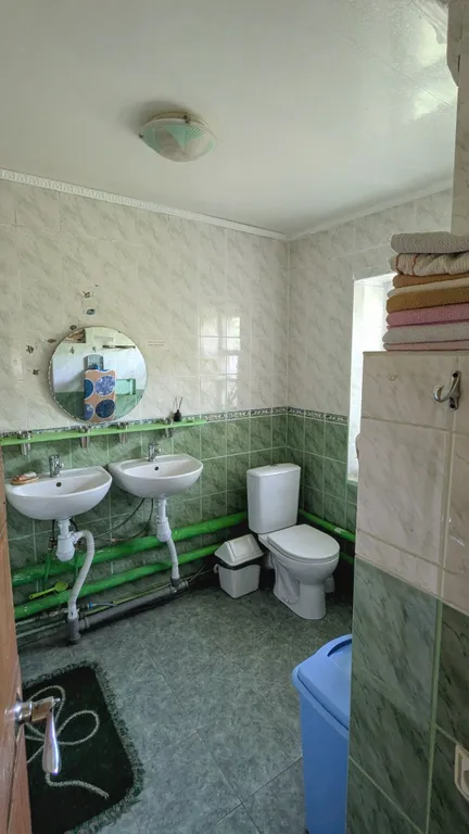 Большой уютный дом с камином и зоной для посиделок во дворе