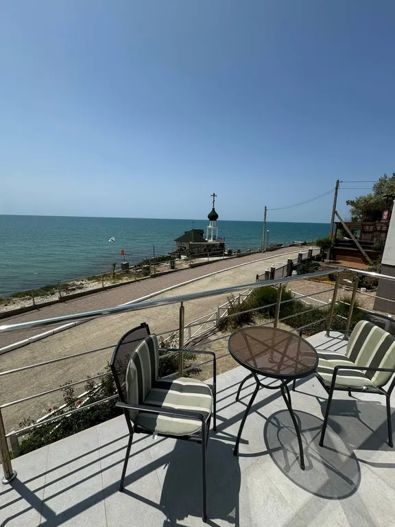 Белый коттедж на первой линии моря