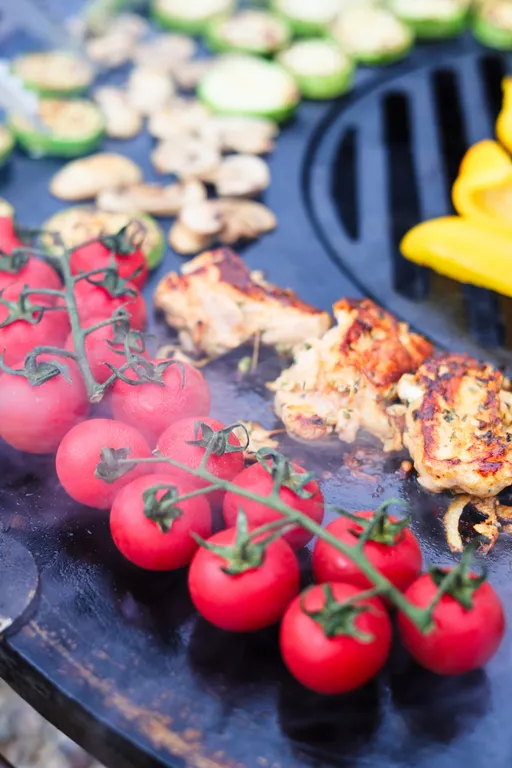 Черный дом на берегу водохранилища