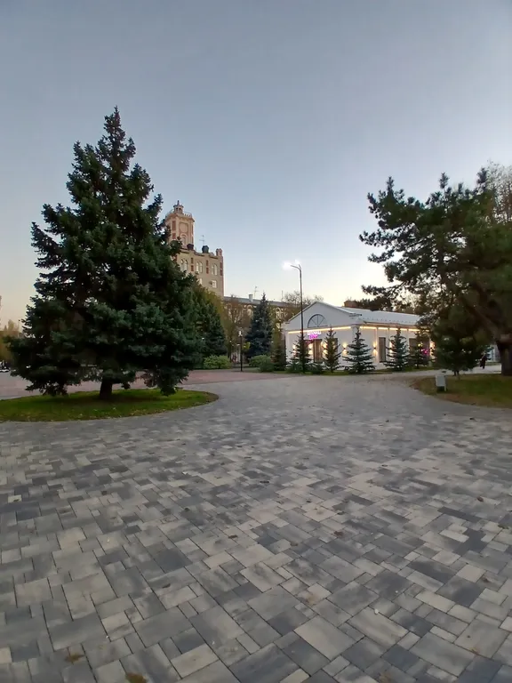 Жизнь с видом реку: огромная лоджия с панорамным остеклением в пол!