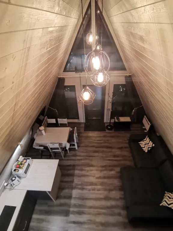 Треугольный дом шалаш в стиле Афрейм