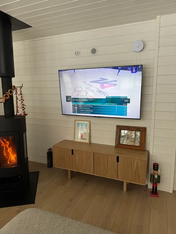 Дом в лесу рядом с озером