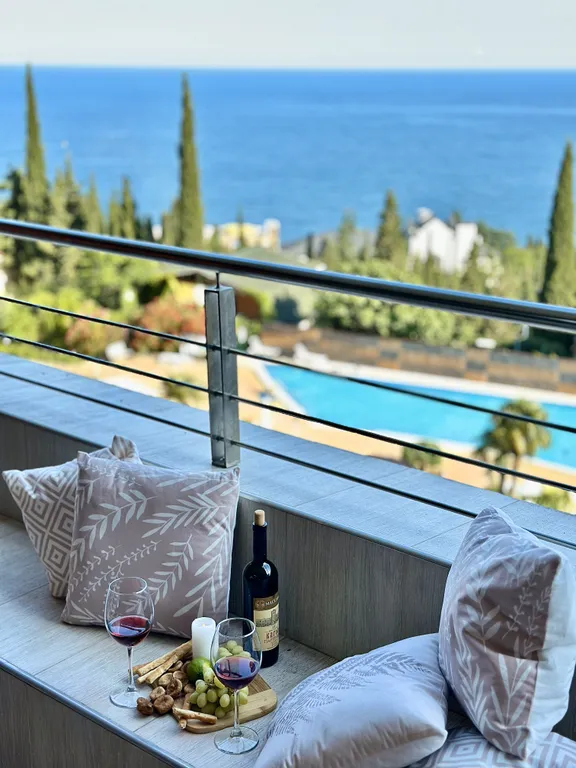 Апартамент с двумя спальнями и видом на море в современном ЖК