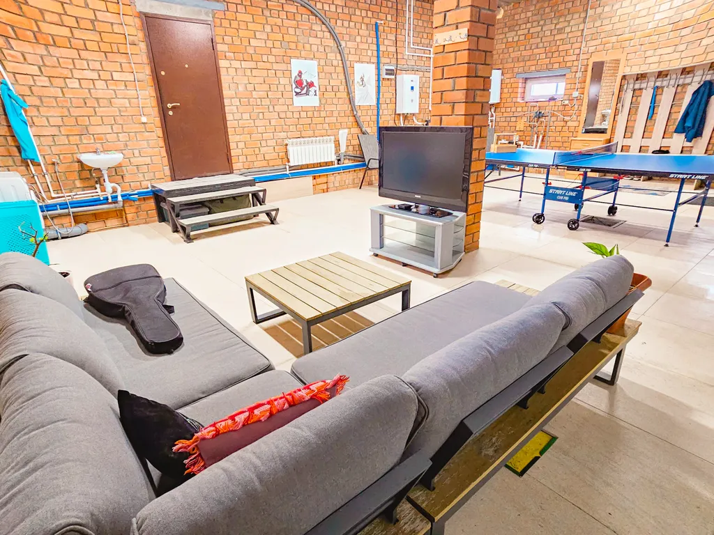 Просторный дом с баней и настольным теннисом в городе