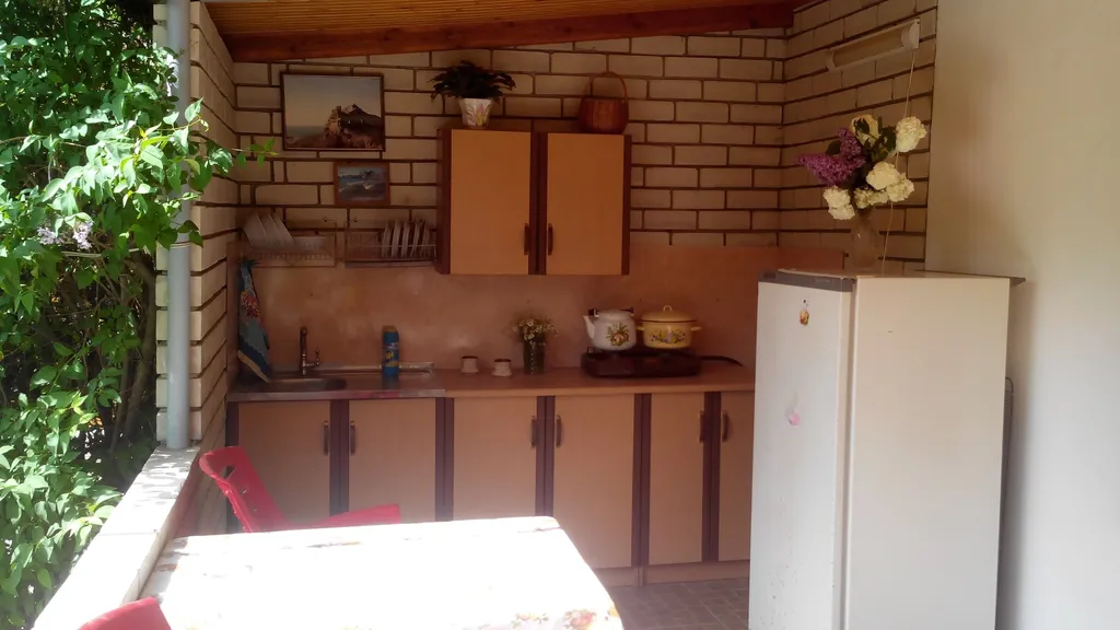 Домик у подножья Генуэзской крепости