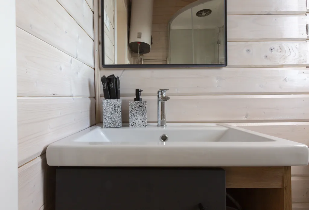 Новый стильный барнхаус с видом на лес