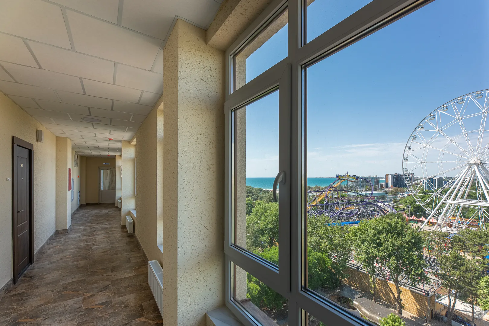 Вид из коридора ЖК "Мечта-2" с отдельным выходом на балкон