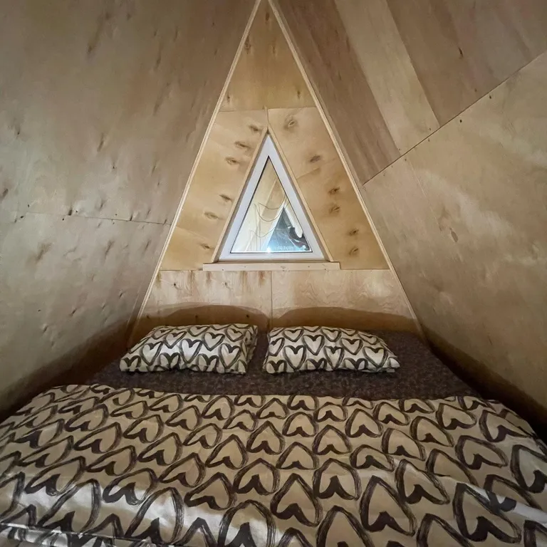 А-frame в окружении леса и гор