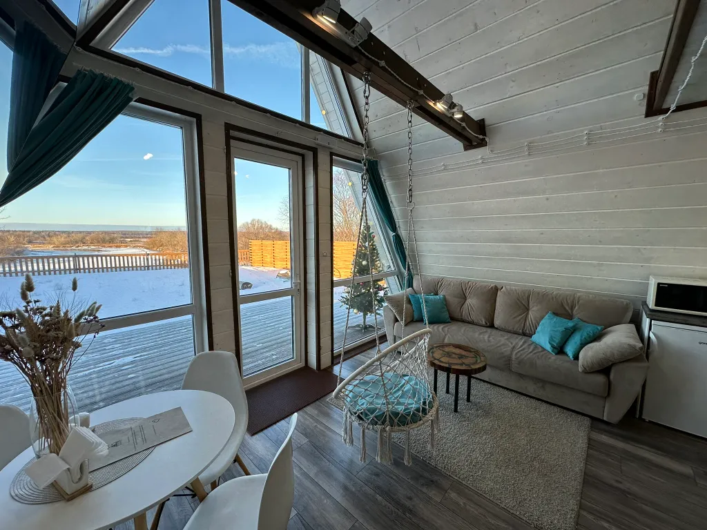 Дом в стиле A-frame на самом берегу реки