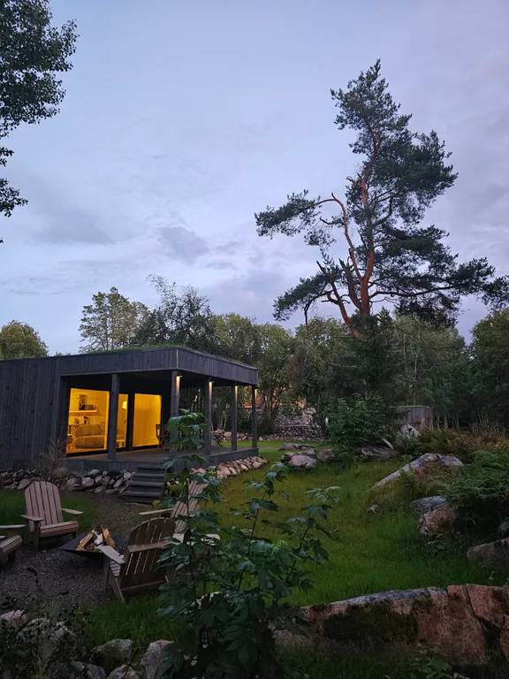 Вилла Nelli с видом на озеро и зоной барбекю среди каменной россыпи