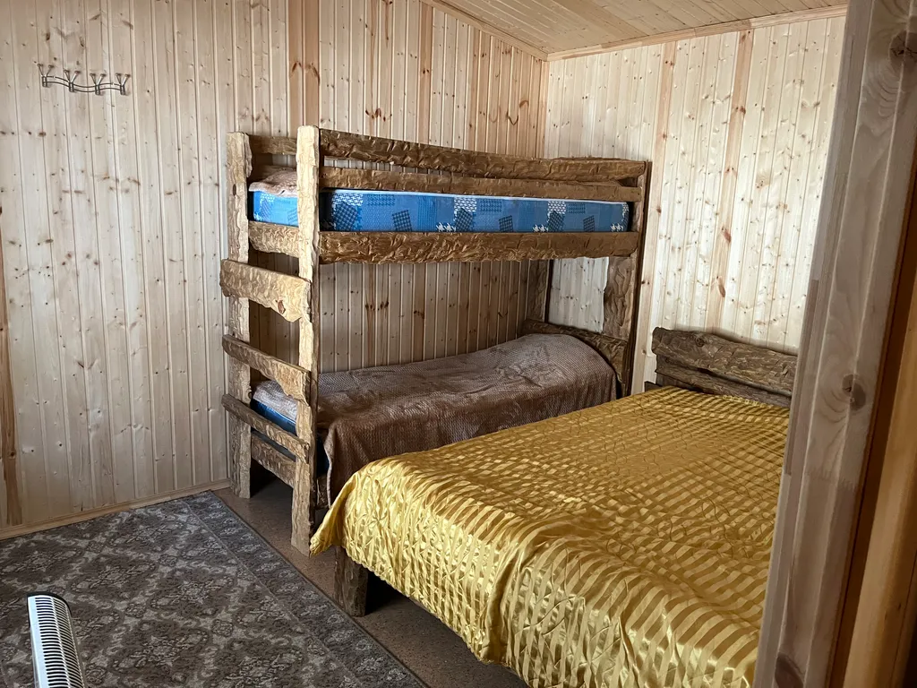 Коттедж Отделенный деревьями от других новый дом с полноценной кухней — Архыз