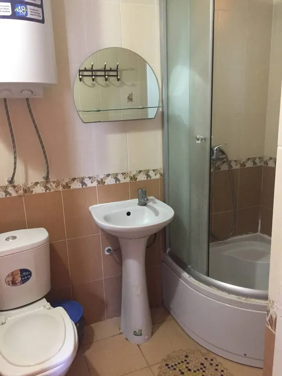 Трех,четырех местный номер,с кухней и двумя балконами,второй этаж.