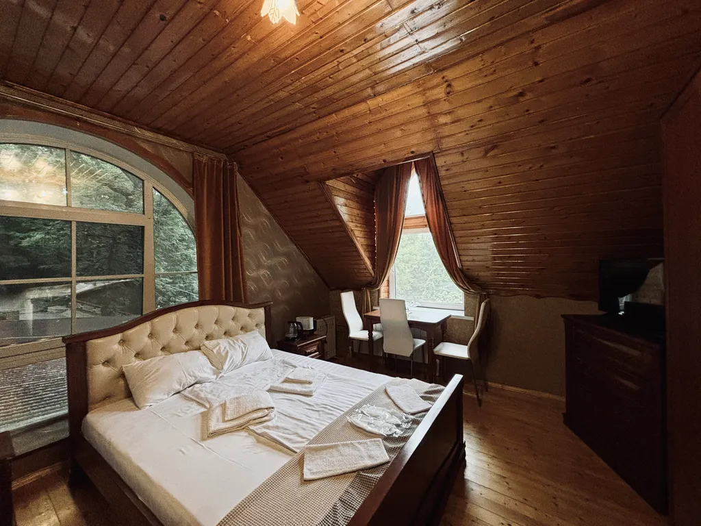 Улучшенный трёхместный деревянный, мансардный номер