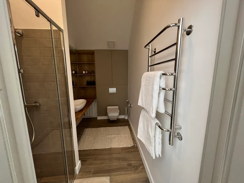 Просторный дом с камином в сосновом лесу