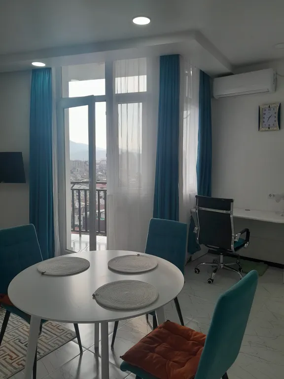 Уютная студия в центре с видом на горы