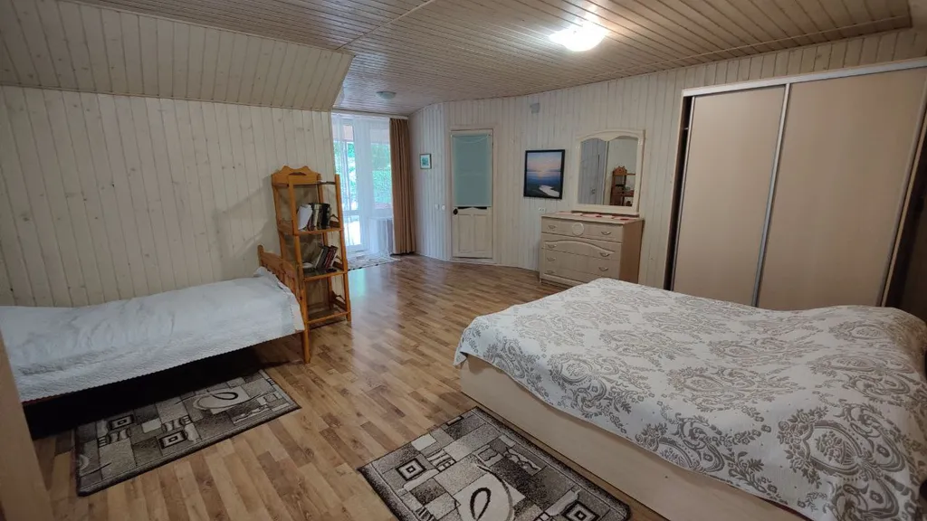 Частный дом с территорией и выходом в лес