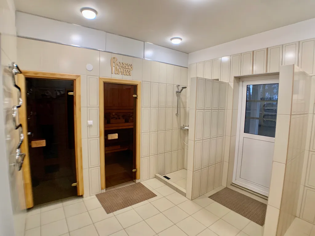 Коттедж на на берегу озера с банями и купелью