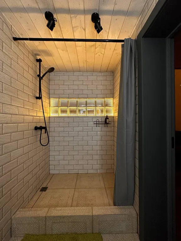 Двухуровневый номер-студия в стиле лофт с открытой ванной Нежность