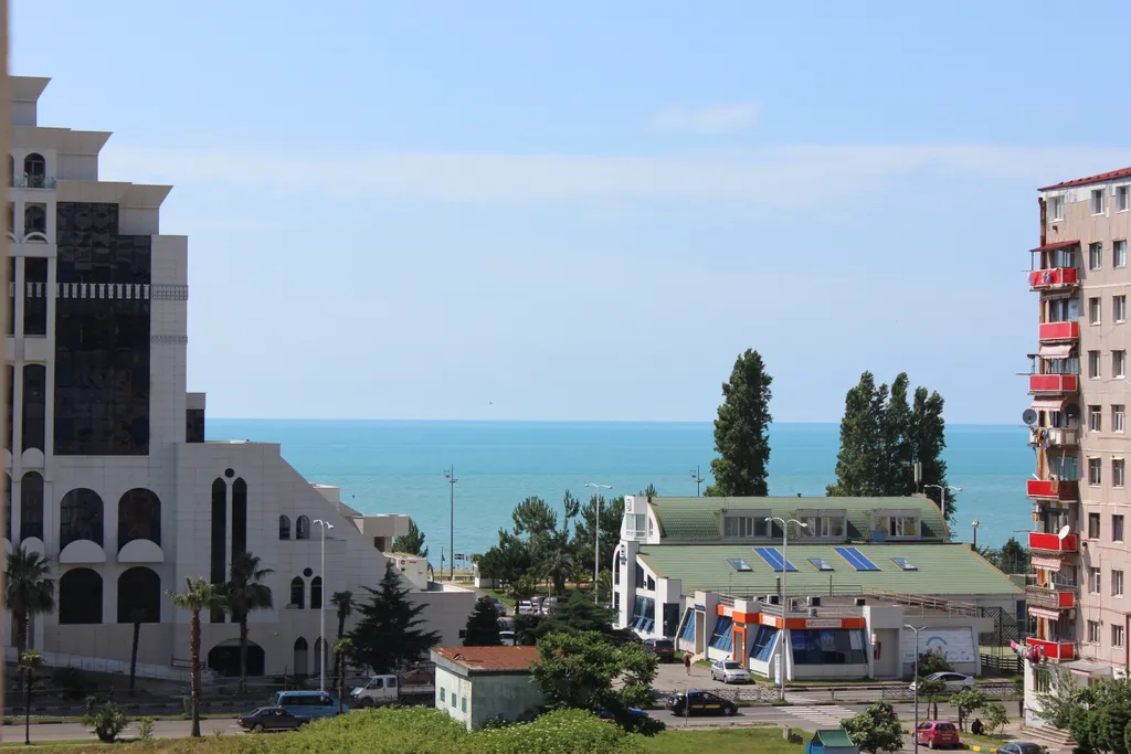 Море через дорогу