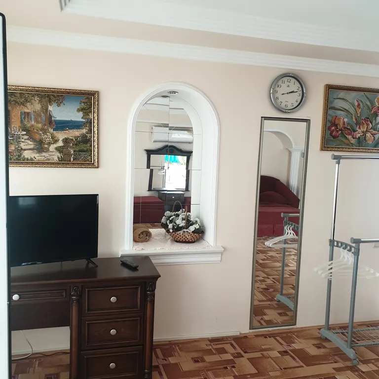 Уютный элленг с двориком Счастье на набережной Чёрного моря для двоих