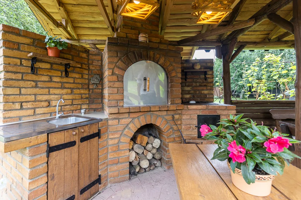 Агроусадьба в хуторской тиши с камином, сеновалом и сном на пчелах