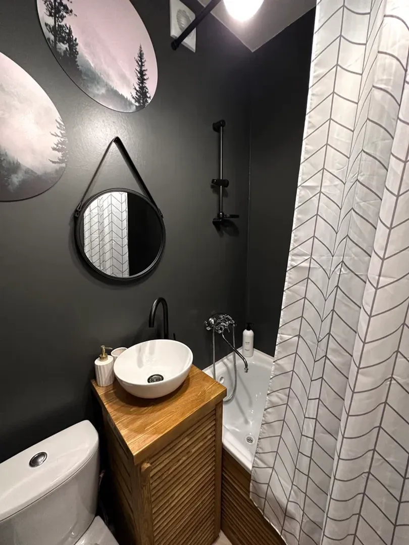 Дизайнерская ванная комната со всем необходимым.