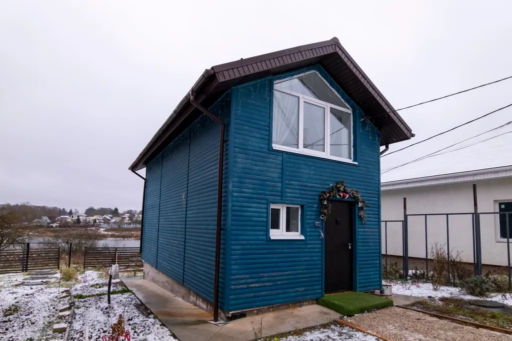 Дом в стиле лофт с своим озером на территории