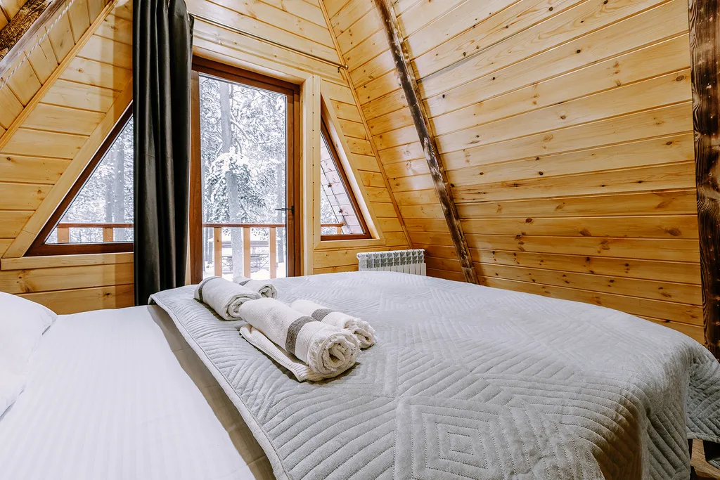 Коттедж с бассейном в лесу