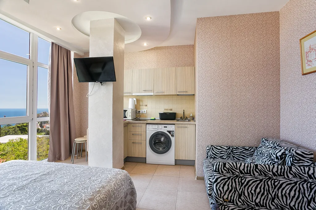 Светлая видовая квартира-студия под горой Кошка