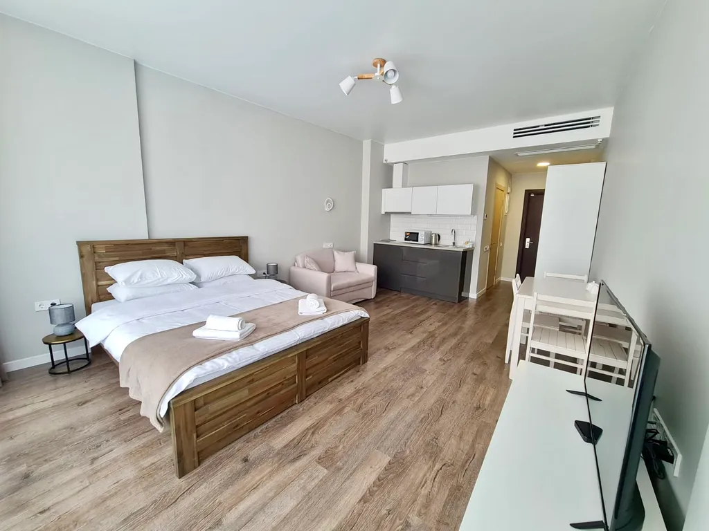 Просторный апартамент с видом на парк, море и бассейн