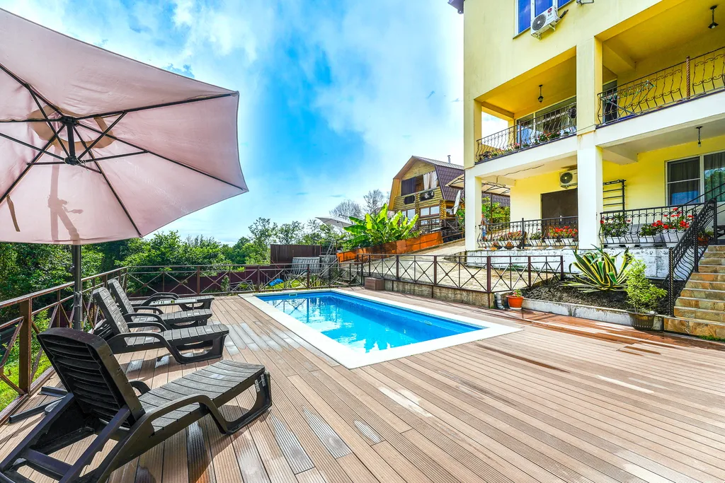 Дом с бассейном