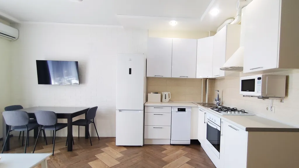 Просторный апартамент с панорамным видом на горы в центре. Спальня