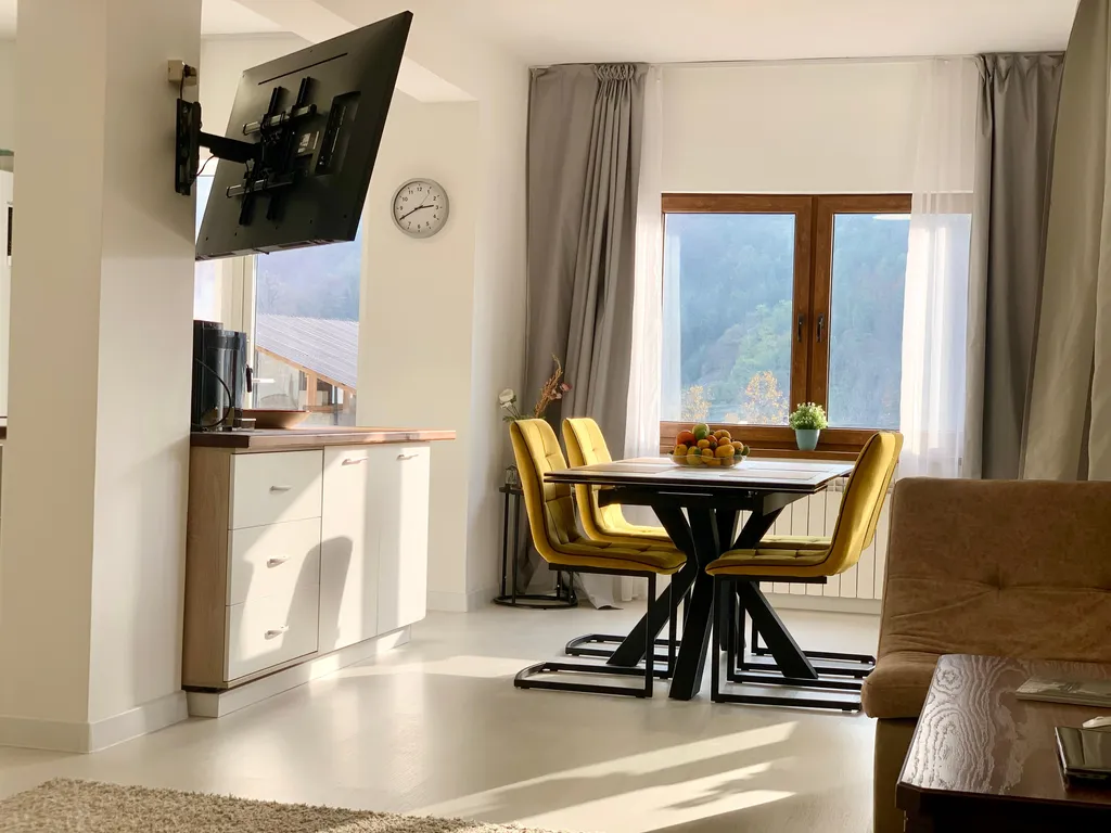 Дом с шикарным видом на горы, с теплым бассейном и баней на дровах