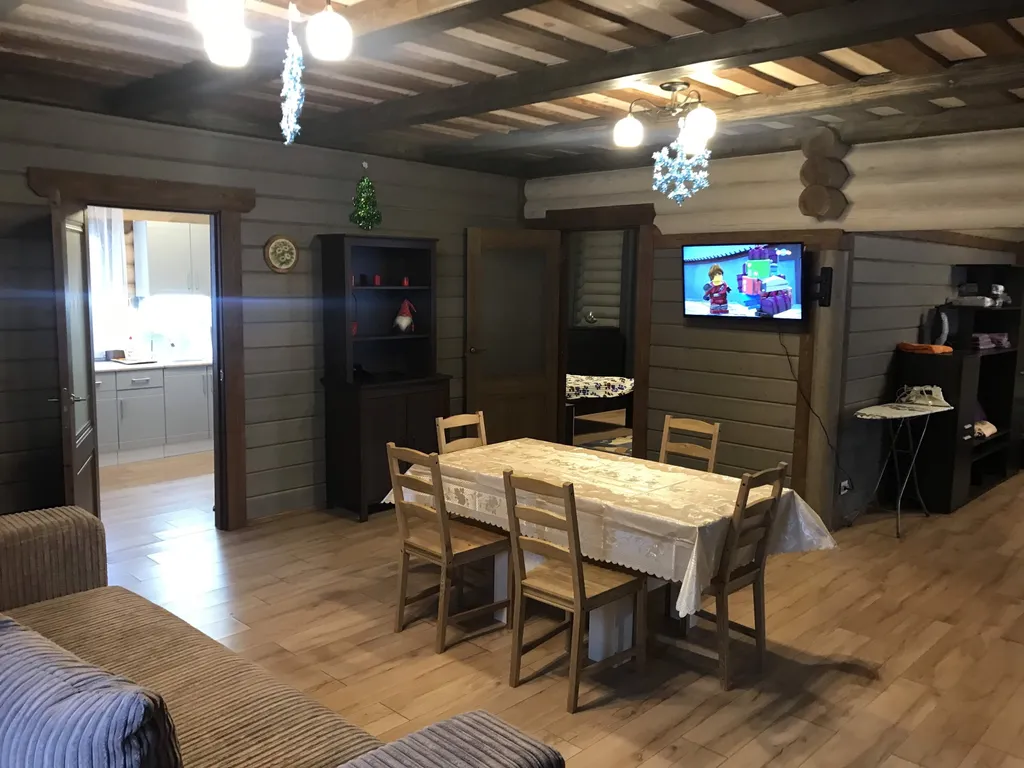 Большой дом у леса